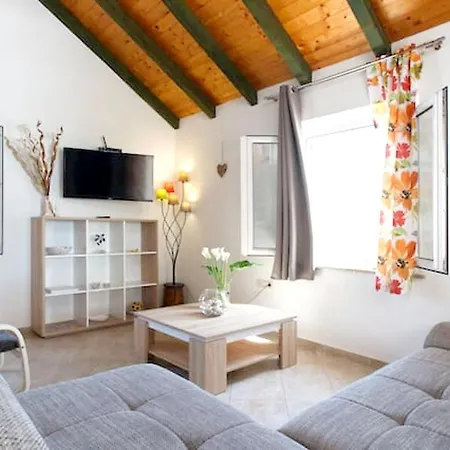 וילה Charming In + Pool פוצ'ישצ'ה