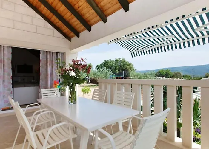 Villa Charming In + Pool Pucisca