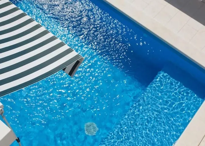 Charming In + Pool * Pucisca