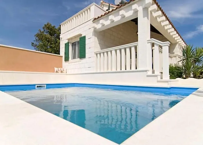 Charming In + Pool * Pucisca