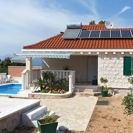 Villa Charming In + Pool Pucisca