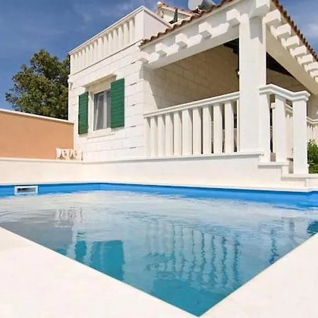 Charming In + Pool * Pucisca